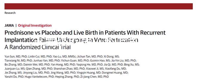 生男孩的男人的面部特征，這些特征表明是兒子